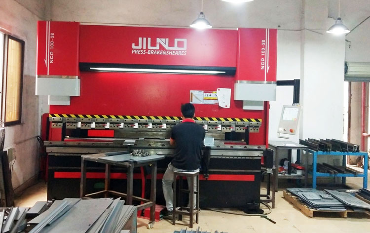 四達(dá)鈑金數(shù)控折彎機(jī)